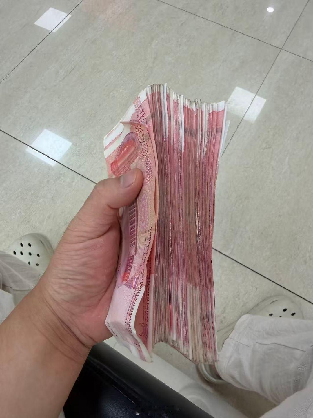 华为发布会，华为MateXT2价格发布了

看我手里的钱挺多吧？2万块，但是只能买一个华为Mate XT2低配版本[允悲] ​