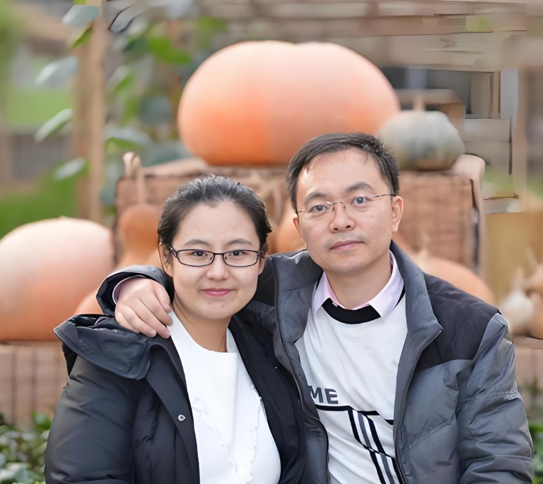 2018年，40岁的副总裁蔡磊和29岁的北大高材生段睿，只见了两次面就闪电结婚。一年后，两人有了儿子蔡磊就被确诊渐冻症，他提出离婚。谁料，妻子却说:“你想都不用想！结婚不就是为了相互提供后盾吗？现在，我就是后盾。”
 
2018年，40岁的商界副总裁蔡磊，与29岁的北大高材生段睿，仅仅见面两次，便认