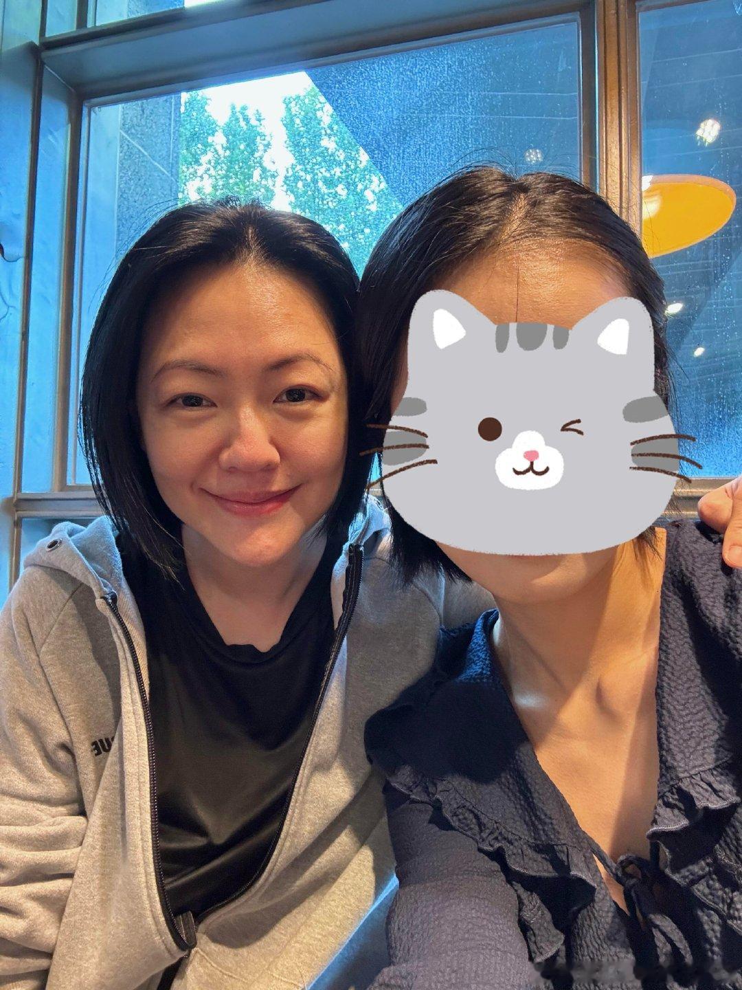 #小S神态越来越像大S#
有网友在台北偶遇了小S，网友夸熙娣皮肤超级亮，头发乌黑发质柔顺，合照里小S的神态越来越像大S了诶，状态好好[抱一抱][抱一抱] ​