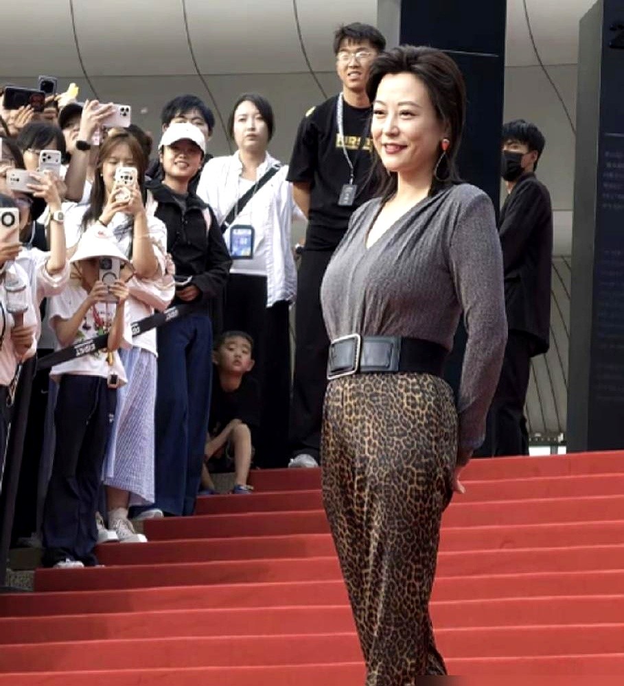 郝蕾的腰，怎么就成了某些人的“眼中钉”？

红毯上，几张生图，腰间那点肉，瞬间被放大。有人说她“放飞自我”，有人替她惋惜。可现场的摄影师却说，那张脸，透着一股久违的“贵气”。

二十年前，她也曾为了上镜好看，把自己饿成一道闪电，瘦到皮包骨头。现在呢？她练着普拉提，吃得健康，不再为谁的眼光委屈自己的胃