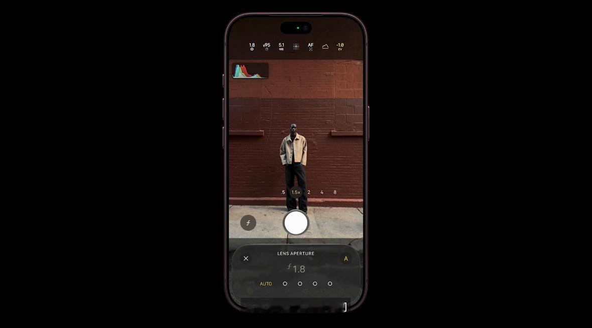 我自己的 iPhone 除了日常用，就是拍照拍视频比较多了，所以今年的新 iPhone 我比较关注的还是影像。

4800 万像素主摄这次把可变光圈也加上了，这个我觉得还是挺有意义的。晚上拍东西，或者光线比较复杂的时候，光圈可以自己调一下，拍人、拍近一点的东西，也能根据自己想要的效果来调整。以前手机拍 ​
