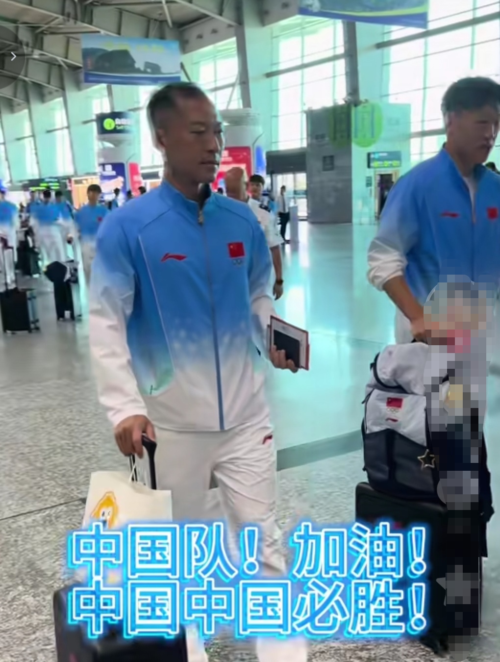 中国亚运男足出征！为何海港球员没有和申花球员走在一起！我们看到吴曦和朱辰杰走在一起！旁边没有蒯纪闻，蒯纪闻和王钰栋走在一起！这支亚运男足前最有希望也是最有机会去突破历史的！他们有机会夺得冠军！希望这次亚运会中国三大球成绩能够力压日韩！