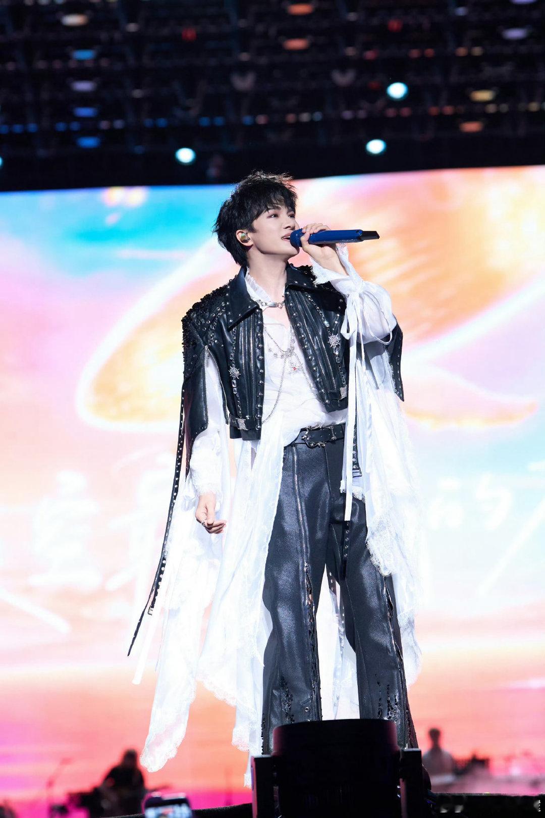 #周深[超话]#  zs#周深zs# zs#泰兴音乐节# 
承蒙你的出现，足够支撑我开心许多年岁。Thanks to your appearance, you can support my happiness for many years.
​