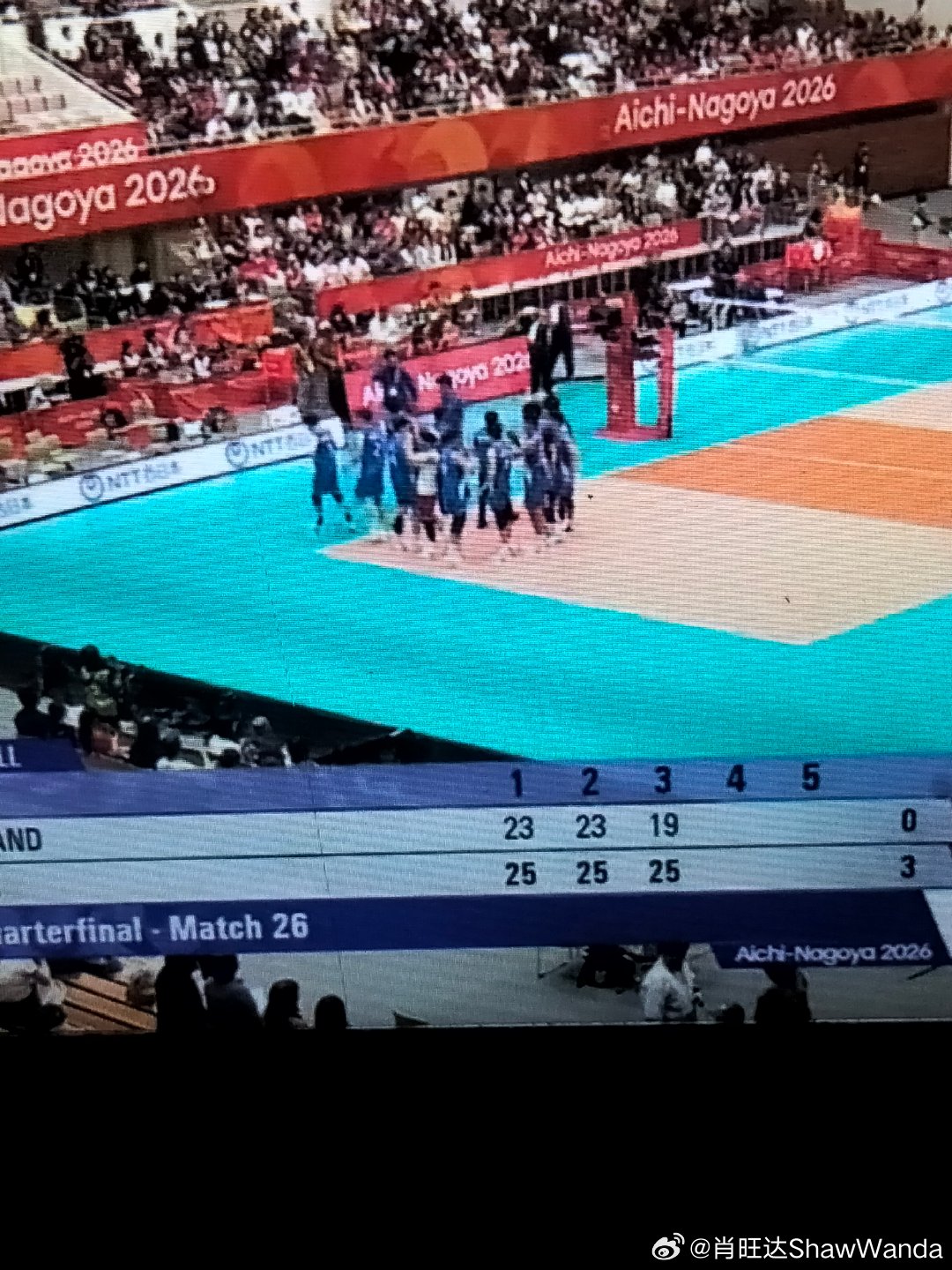 3-0横扫泰国！中国男排晋级亚运四强，献礼祖国

在2026年亚运会男排1/4决赛中，中国男排在日本爱知县冈崎市综合体育馆迎战泰国队。经过三局激战，中国队以3-0（25-23、25-23、25-19）完胜对手，强势晋级四强。

比赛进程跌宕起伏。首局双方紧咬比分，中国队以25-23先下一城。次局更为焦灼，战至18平后 ​
