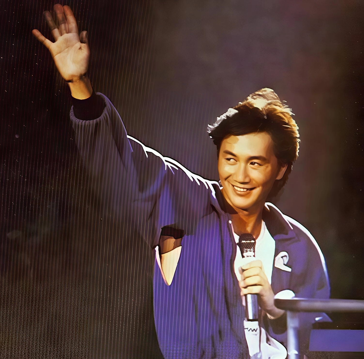 许冠杰写《打雀英雄传》的时候，自己根本不会打麻将。

那首歌是1976年的。许冠杰和黎彼得合作，把电视剧《射雕英雄传》的主题曲《谁是大英雄》重新填词，改成了一首讲打麻将的歌。歌词里全是麻将术语，“三缺一”“食糊”“自摸”“清一色”，写得清清楚楚。但黎彼得后来在访问里说，许冠杰本人根本不打麻将，连牌都