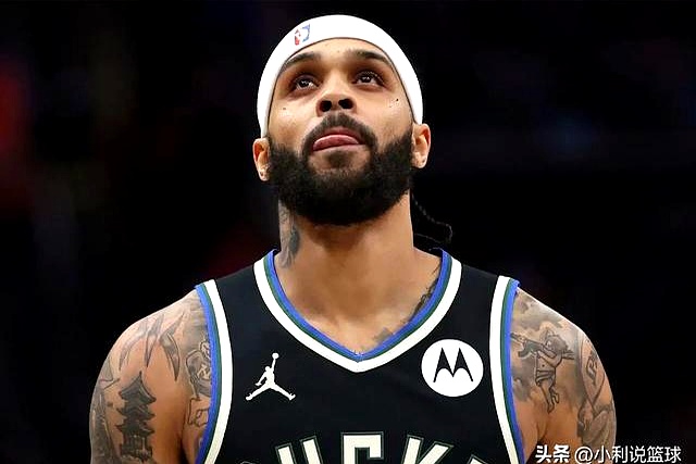 今天NBA常规赛雄鹿以116-127意料之中输给了76人，球队遭遇开季三连败，战绩跌至联盟垫底。
 

让人意外的是，队内年薪全队第四、4年6400万全额保障核心，全程枯坐冷板凳，一秒钟都没登场。
 

无伤病、无禁赛、无状态问题，官方理由只有冰冷四个字：教练决定。
 

板凳坐穿，喝水毛巾管够，就