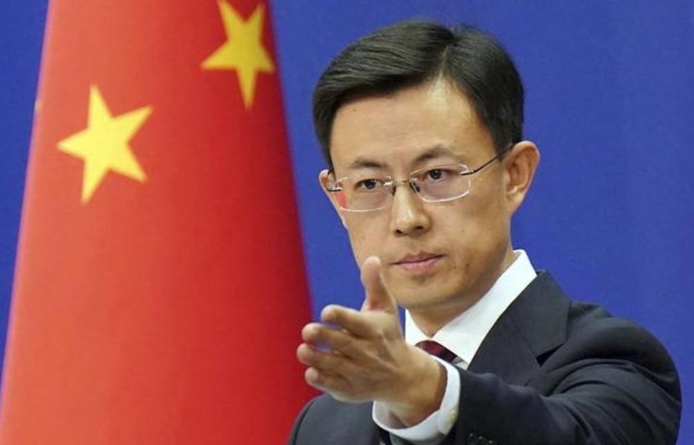 往后看，菲律宾的困局已经十分清晰。
在内部，经济民生难题难以解决，两大政治家族死斗不休，对外方向，菲律宾又在大国博弈当中来回摇摆。海牙的法庭之内，审判的是杜特尔特，法庭之外，整个菲律宾未来数年的国运，同样站在十字路口。