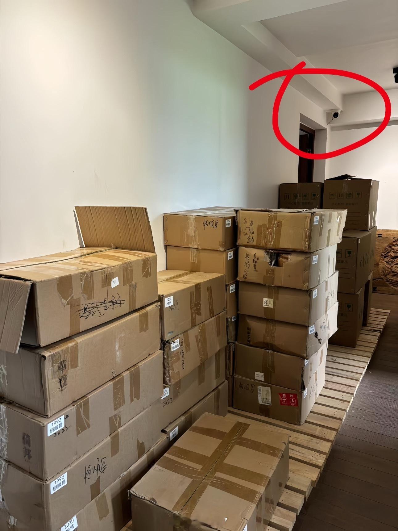 我的朋友死胖子是个败家老爷们。这么多年来，这位无良企业家热衷于改车，投资区块链，收藏茅台，茶叶，洋酒，玉石，咖啡，还收藏景德镇和宁德的瓷器还有紫砂壶…而我热衷于讹他的。但他如今对我防备心越来越重，我一去他那他就坚壁清野，仓库里装了监控不说，连仓库门都竟然换上了密码指纹锁。我 ​
