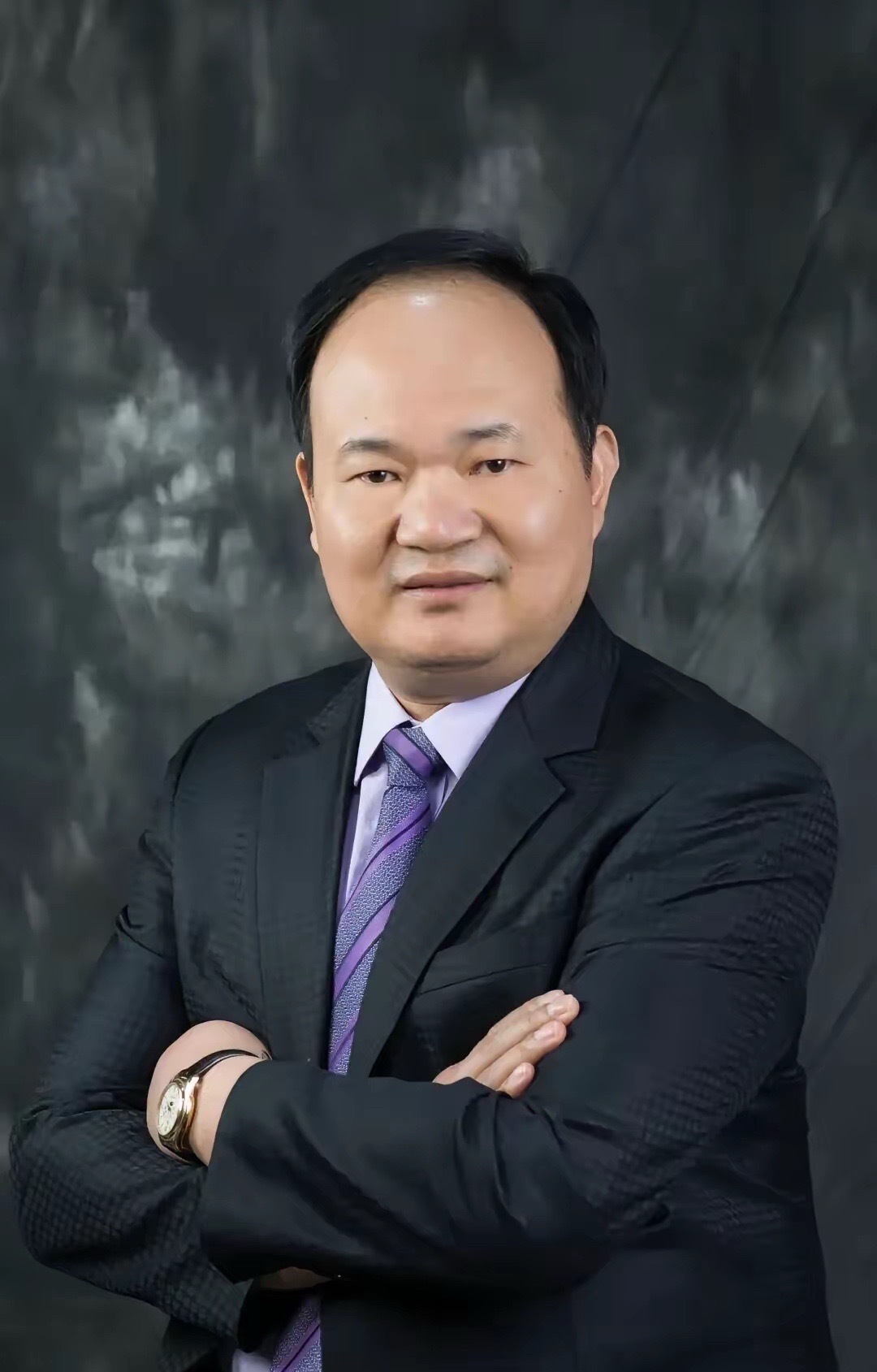 炒股人的经典操作：
​亏5%——不走，才500块嘛。
亏20%——更不走，都亏这么多了！
亏50%——走不动了，直接躺平。
更绝的是，跌到20%还加仓，美其名曰“摊低成本”。结果本来亏几千，硬生生亏成几万。
记住：亏50%要涨100%才能回本，数学不会骗人。
但有些人专爱捡垃圾股——超市里烂苹果一毛钱一斤 ​