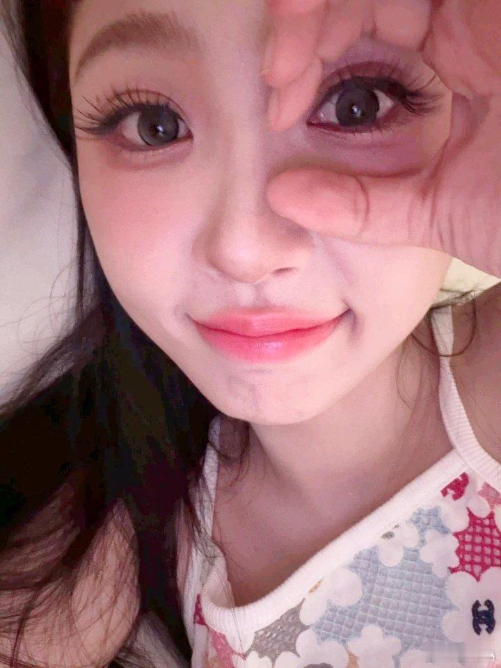 #虞书欣[超话]# 把眼睛圈起来，看自己想看的(｡>∀