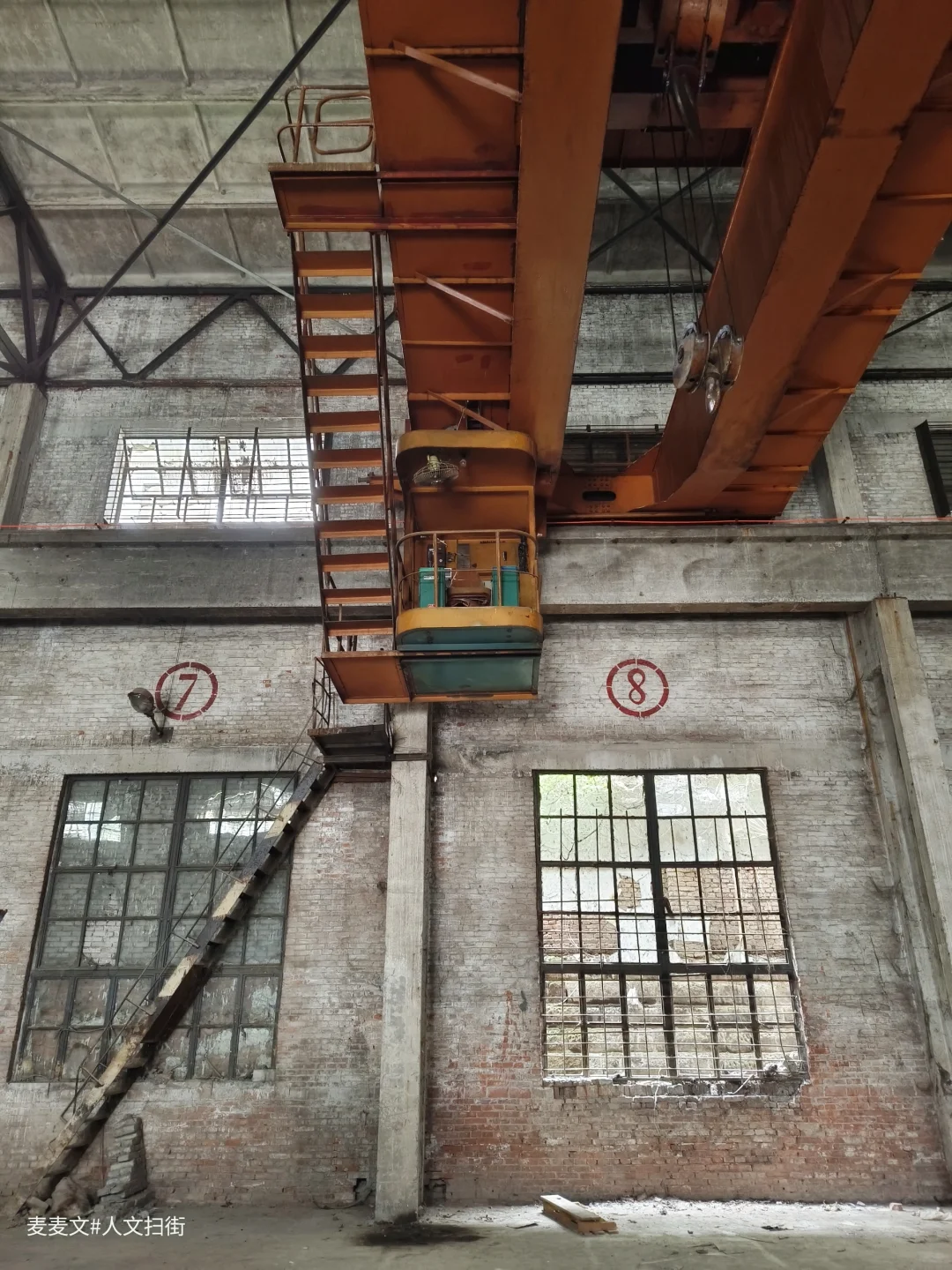 【沙坪坝】老厂房里半个世纪的行车仍在悬停