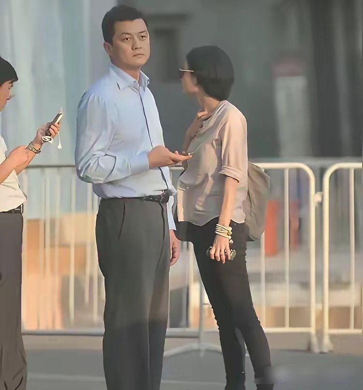 你觉得王菲应该选择谢霆锋还是李亚鹏 ​