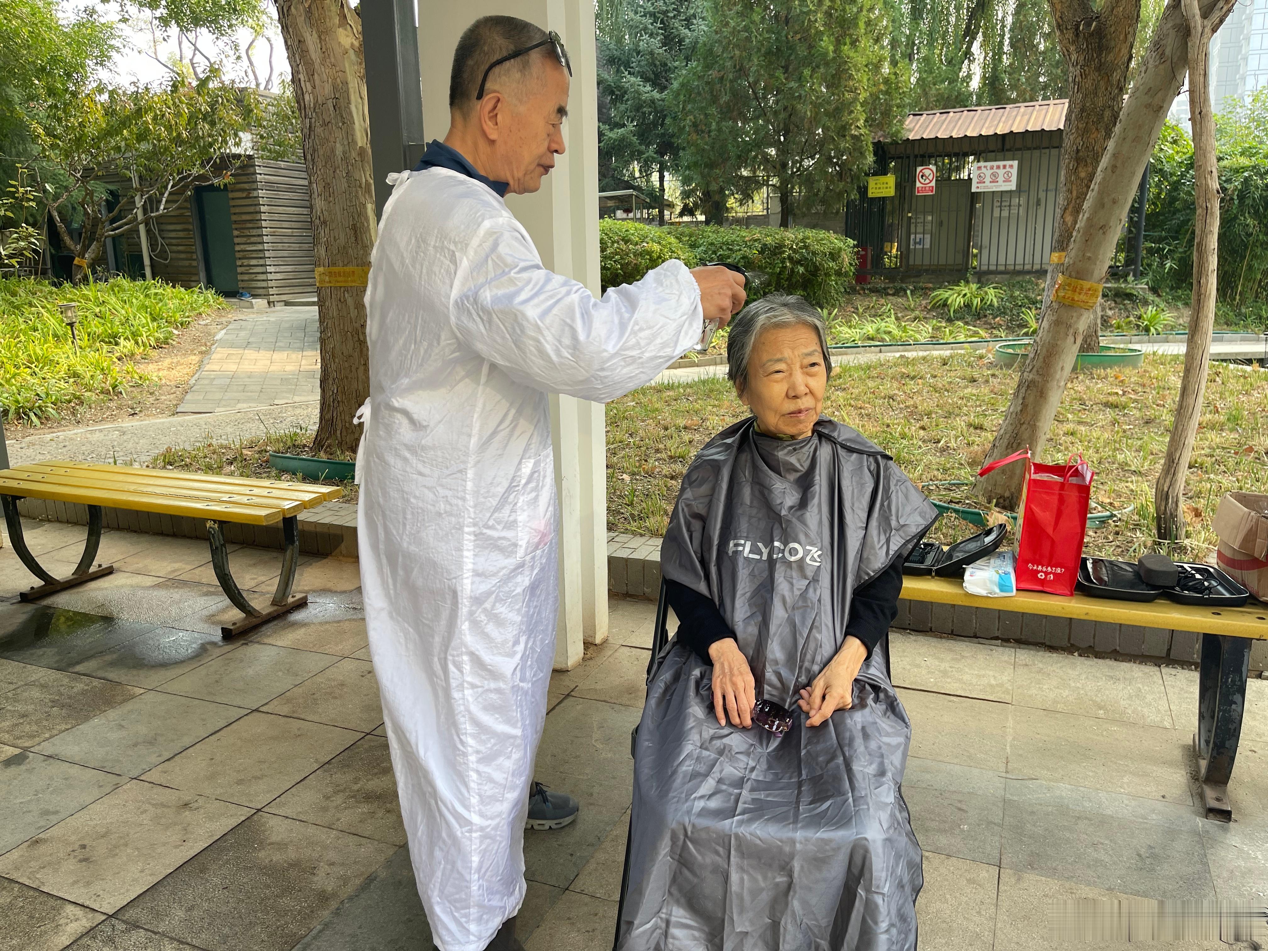 #首都老兵在行动#近日，朝阳区青年北路社区在金隅凤麟洲小区开展便民服务日活动。活动设置义务理发、口腔义诊、法律咨询、扦裤边、家政咨询等多项便民服务，义剪服务由退役军人志愿者担当主力。老兵志愿者耐心细致为居民理发，陪老人亲切交谈，以暖心服务解决居民身边小事，展现首都老兵奉献担当的风采 ​