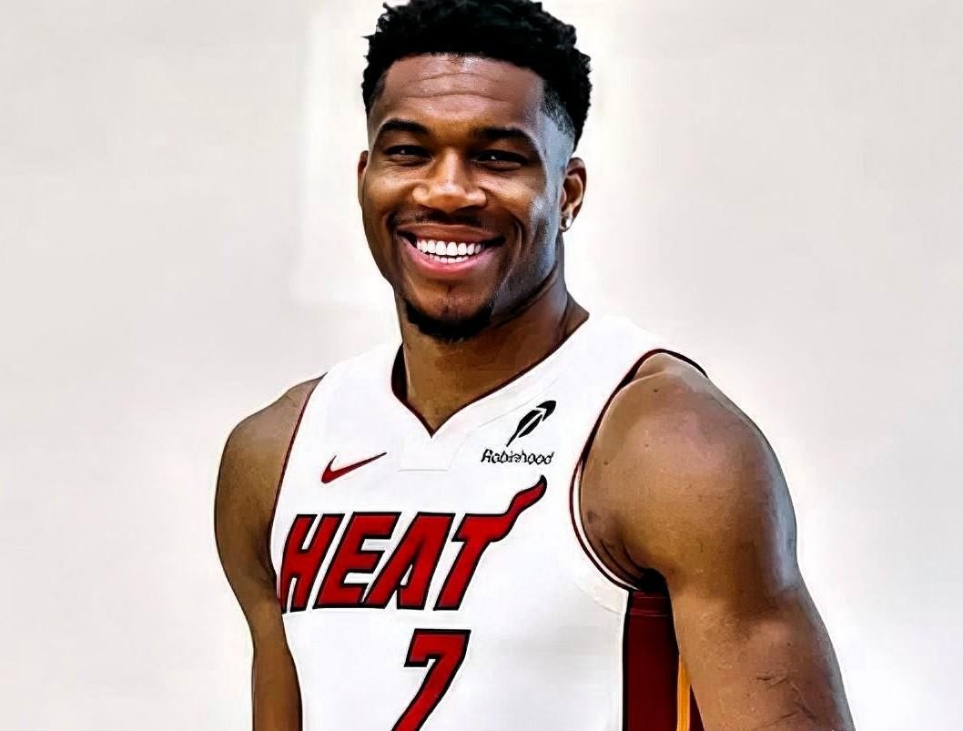 热火超级锋线字母哥简直太神勇了！2026年10月14日的NBA季前赛，热火主场144比128击败篮网，收下季前赛3连胜。阿德巴约因腹股沟伤势缺阵，新援字母哥只打了24分钟，就交出20分、15个篮板、9次助攻和3次封盖的准三双。
上半场其实没有比分看起来那么轻松。热火69比66只领先篮网3分，分差一