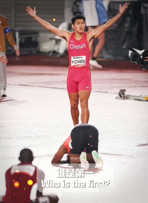 日本电视台提前把金牌挂他脖子上了，热身打招呼人家连眼皮都不抬。20岁陈圆将憋着一肚子火上的跑道。13秒15，压着夺冠大热门村竹拉希德冲线，回头对着镜头吼：Who is the first？ China！
新华社抓了张神图：陈圆将振臂怒吼站着，村竹跪在跑道上起不来。俄媒直接配文日本失败者跪听中国第一