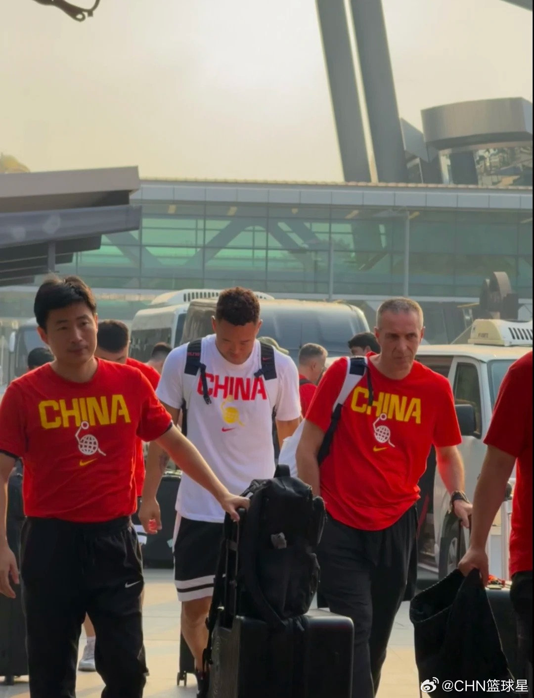 网友晒男篮机场大合照：中国男篮已抵达卡塔尔🇨🇳🏀 ​