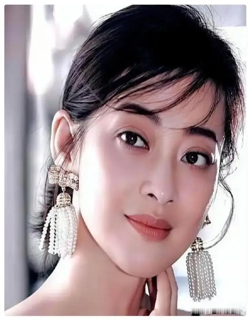 郭涛拍完《父母爱情》44集，片酬8万8。当他听说梅婷拿了300万，当场就懵了。他跑去问导演孔笙。
 
孔笙正盯着监视器看回放，郭涛站他身后，半天没出声。孔笙回头看了他一眼，又转回去。“有事？”
 
“梅婷那300万，是真的？”郭涛问得直接。
 
孔笙没马上回答。他让助理给郭涛搬了把椅子。“坐。”等郭