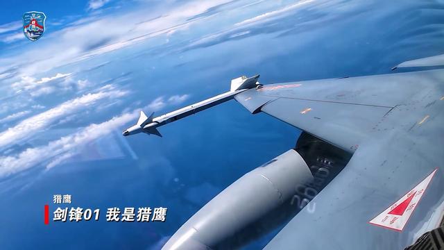 战巡黄岩岛的教-10战机，在翼尖挂载了2枚霹雳-5EII型红外格斗空空导弹。

#烽火问鼎计划##伊朗打击三国美军基地##以美袭击伊朗# 

霹雳-5是中国自行设计制造的第三代空空导弹，弹体直径127毫米，长度2890毫米，重量83公斤。采用双色多元红外导引头、弹载计算机及激光近炸引信，配备破片杀伤式战斗部。
 ​