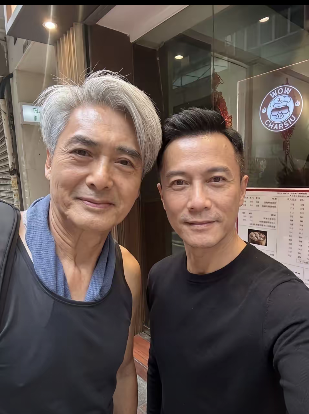 71岁的周润发现身香港九龙城街头，他个人驾着豪车，没有保镖和助理陪同，独来到一间腊味店买叉烧，他看起苍老了许多，又瘦了，身段也佝偻了，完全没有往日意气风发的光彩，看着他在街上的背影，感觉他好孤单，身边无子无女，没有老婆陪伴，钱再多又什么用，回到家，屋里一片寂静，没有欢声笑语，这样的日子，会快乐吗？