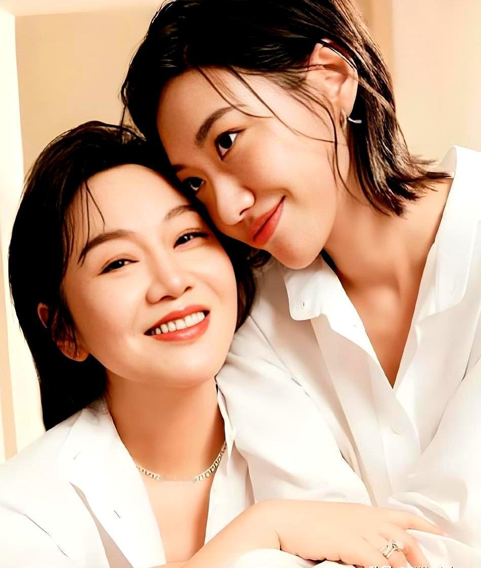 邹元清管郭晓冬叫爹，可她亲妈闫妮，刚跟郭晓冬演完两口子。
央视一套刚播的《生逢其时》，郭晓冬演曹家父亲曹东方，邹元清演成年大女儿曹思。父女俩搭戏，自然得像真的一家子。
魔幻的在后面。上一部热播剧《小巷人家》，郭晓冬还跟闫妮演夫妻。闫妮是谁？邹元清亲妈。
戏里刚叫完老婆，戏外管她闺女叫女儿，这缘