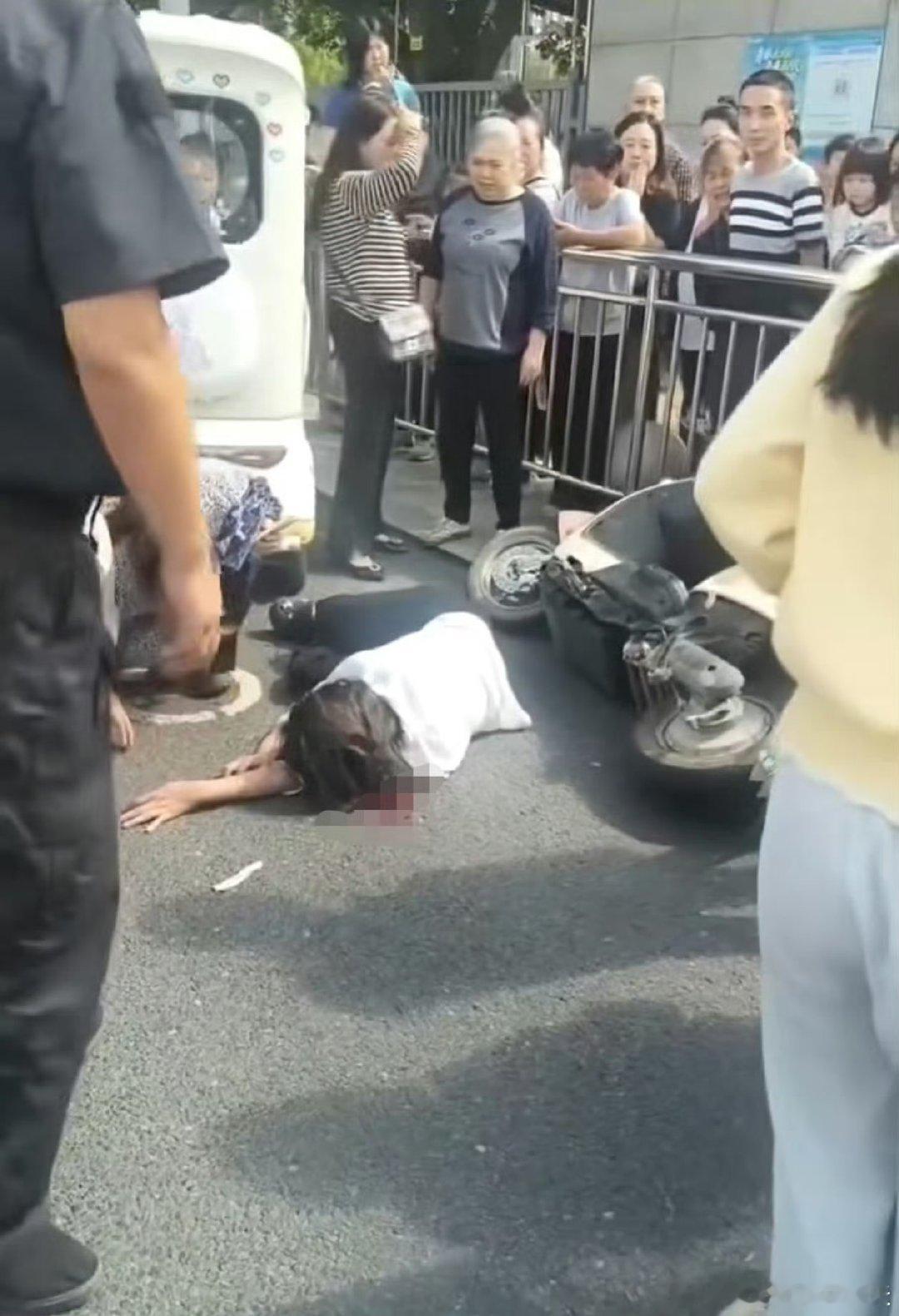 #两个陌生人持U型锁冲突#多大的仇多大的恨啊，下手这么重够邢了 ​