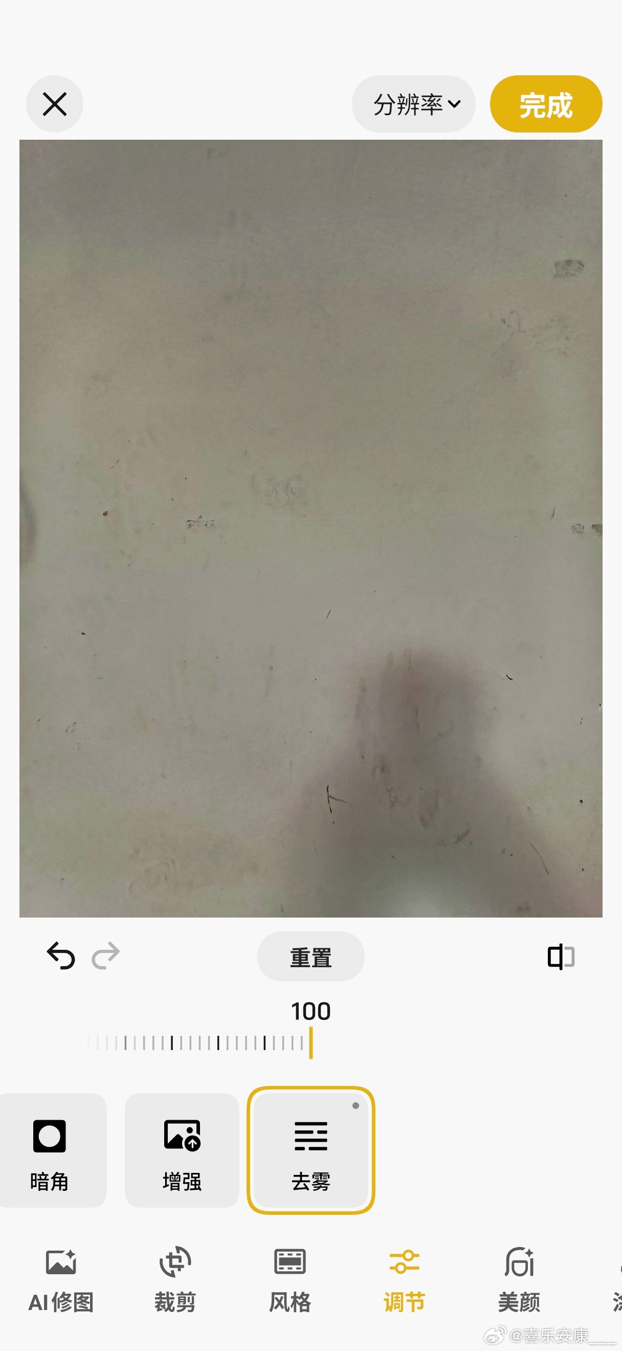 手机在今年3月份换了边框屏幕，换的当天就跟售后师傅说屏幕有点公差，如图，当时售后师傅也说了，可以再换屏，
因为一直没时间去售后，也就最近几天因病情复检才有了时间，去售后，也打了vivo客服电话，
才知道，有问题需要90天内更换，我这个超过90天了，不能换了[泪]
但是，真的没人告诉我需要在90天 ​