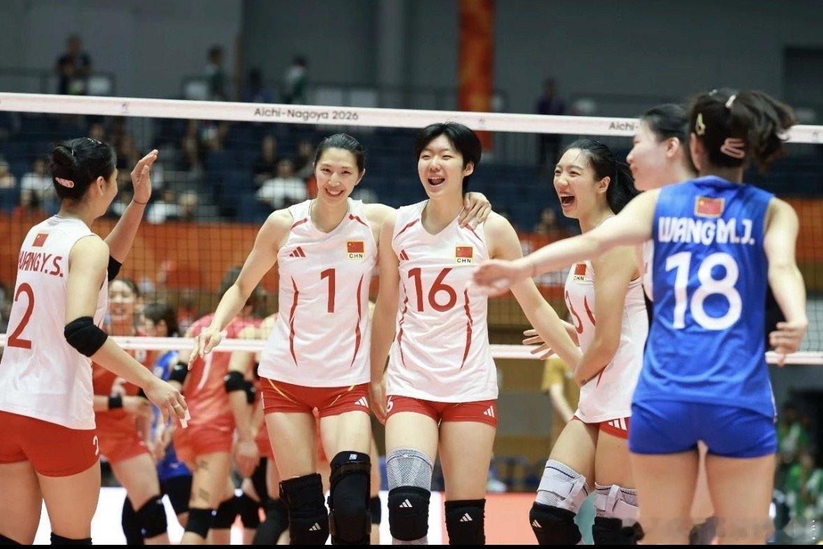 #中国女排胜日本夺金#
太牛了！亚运会女排决赛中国女排3:0横扫日本拿下金牌，实现亚运三连冠。第三局开局一度2-10落后，姑娘们硬是咬紧牙关追分逆转。吴梦洁砍下26分，关键时刻稳稳发力，这股永不放弃的女排精神看得人热血沸腾！ ​