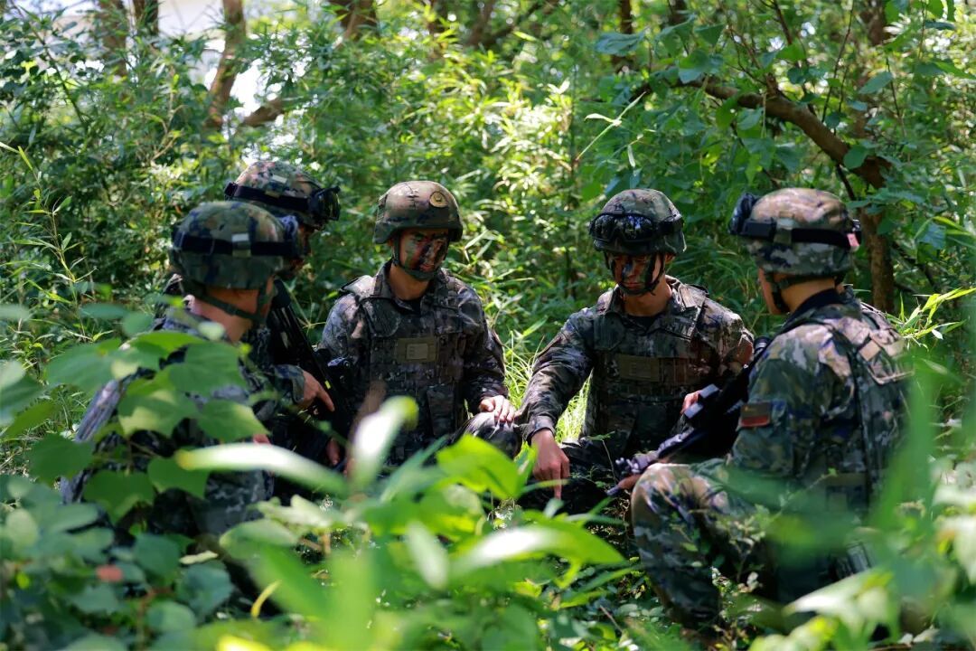 真正的笃定，不是坐等风来，而是逆风执炬。哪怕前路漫漫，也要走得从容。当...