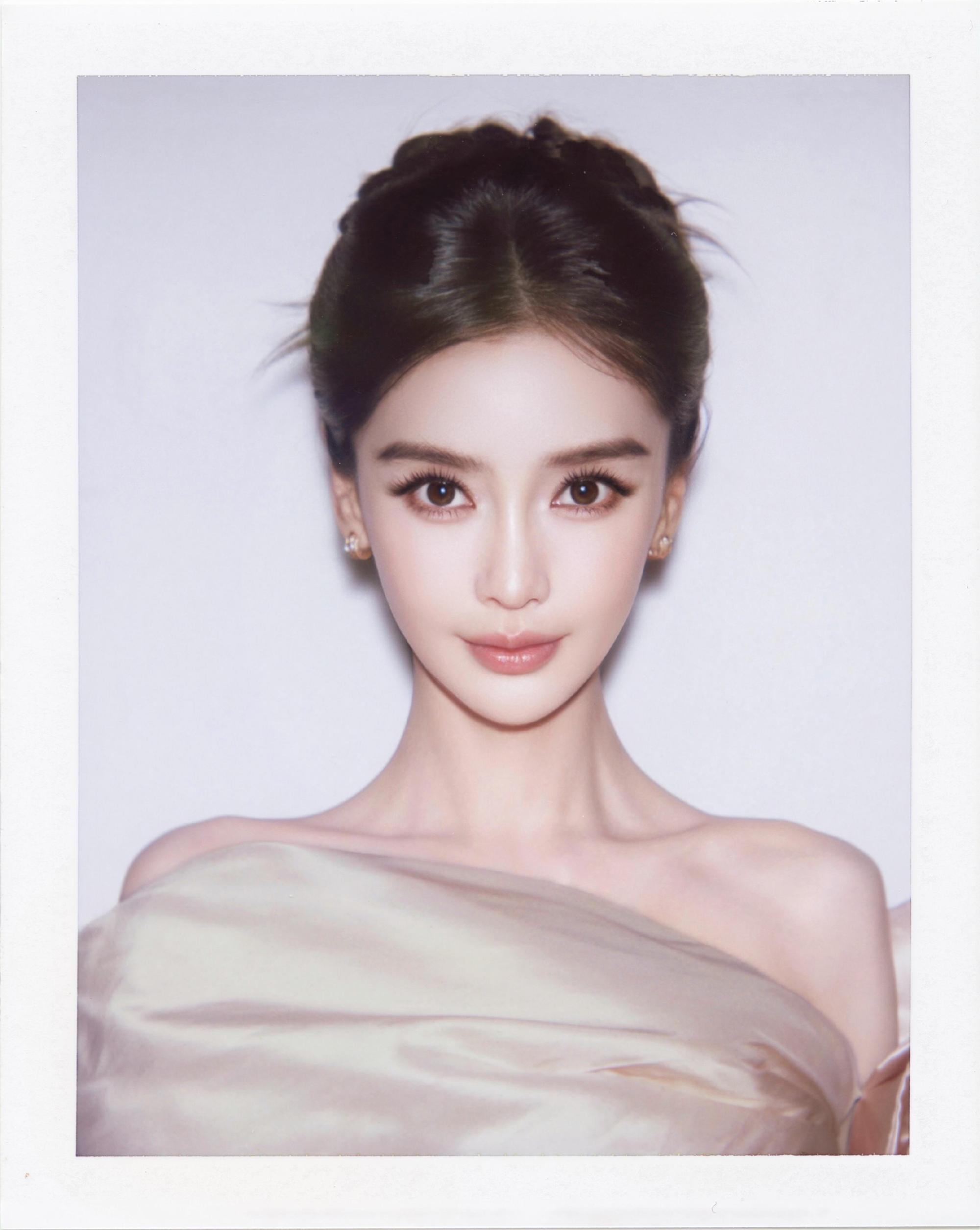 娱乐圈最治愈的画面，莫过于美女同框！近日，陈妍希晒和Angelababy欧阳娣娣合照 话题刷屏网络，一组私下聚会的新鲜合照曝光，瞬间俘获全网目光，网友纷纷直呼：养眼治愈，简直是视觉盛宴！
 
不同于精修营业的官方活动图，