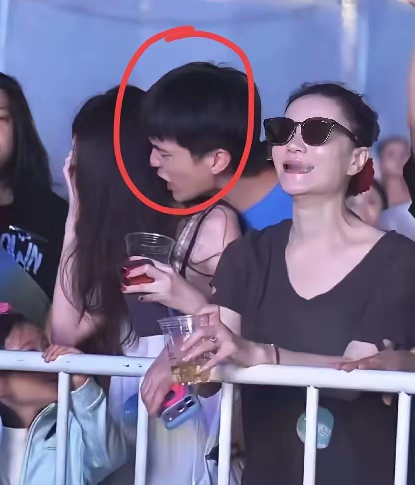 李亚鹏这回是真坐不住了。
老话都说女儿是父亲的心头肉，自家刚满二十、连恋爱大概率都没正经谈过的小姑娘，身边居然冒出这么一号人物。这人顶着王菲身边好友的名头，对外一口咬定自己是gay，可实打实是个生理男性，早前就被拍到对不少异性举止越界，明眼人都看得出来，他所谓的gay身份，更像块方便自己随便揩油的挡