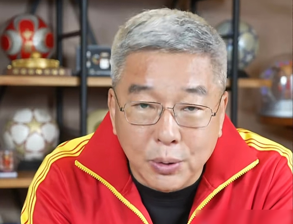 点球赢了乌兹，拿块铜牌，刘建宏直接泼冷水：这就是一次偶然的成功，别想太多。
话说得难听，但句句在理。安东尼奥那套532，韩乔生也认，确实经得起大赛检验。可问题在于，这批孩子踢的是求生，不是控场。
你再看看成年队，前阵子热身赛0比5输给巴勒斯坦。同一个国家，两级队伍，冰火两重天。
刘建宏把话说透