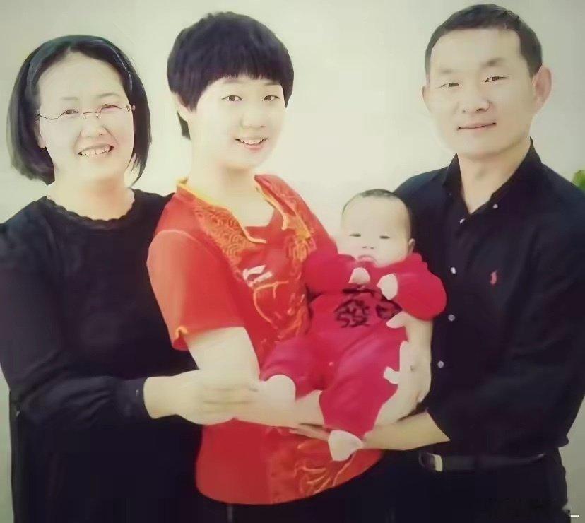 蒯曼出生于江苏盐城射阳的书香教师家庭，家风淳朴、家教良好。
​父亲蒯本军是当地中学的物理教师，母亲刘水云是中学英语教师，二人深耕教育行业，懂得因材施教、尊重孩子的兴趣与热爱，为蒯曼的成长铺垫了端正、踏实的品性底色。 ​