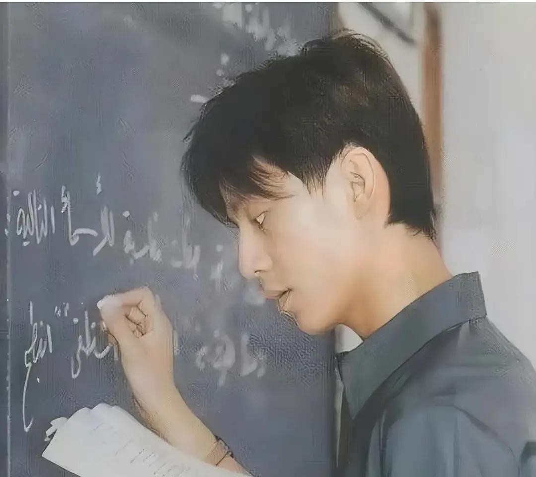 何炅1997年拿着两份工资，加起来不到2000块。一份是北外辅导员，一份是央视少儿节目外聘主持人。没编制，没正式主持身份，连央视大门卡都刷不了。

他在北外上课，从不提自己上电视的事。同系同学周末看他骑着自行车往央视跑，以为他去兼职打工。网上后来有人翻出旧事：大拇哥眼熟，原来是点我名的老师。学生喊他