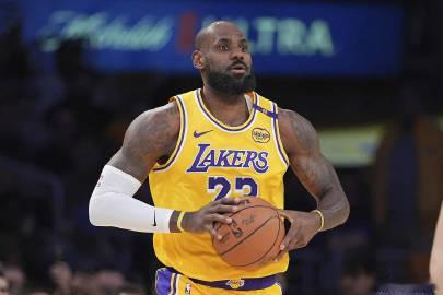 【【NBA】决定去留！詹姆斯将在八月做出最终决定】近日，勒布朗·詹姆斯...
