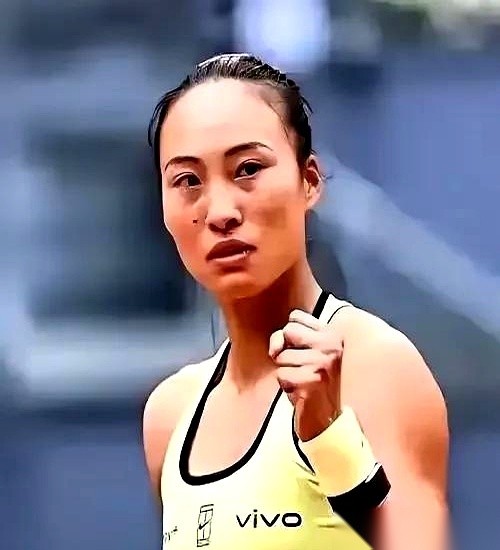 0比5落后，对手手里捏着整整3个盘点，球网对面站着的，是她交手8次输了7次的头号“克星”斯瓦泰克。
全场观众都以为悬念已死，可这个连一张美网正赛外卡都没拿到的中国姑娘，却像发了狠一样连赢7局，一拍接一拍把比分砸成了7比5、6比3。
此时此刻，美网主办方的脸色，大概比翻转的记分牌还要精彩。
堂堂澳网亚