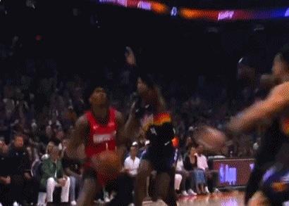 首节不到几分钟，火箭对太阳赛场上演了一出令人脊背发凉的场面：阿门·汤普...