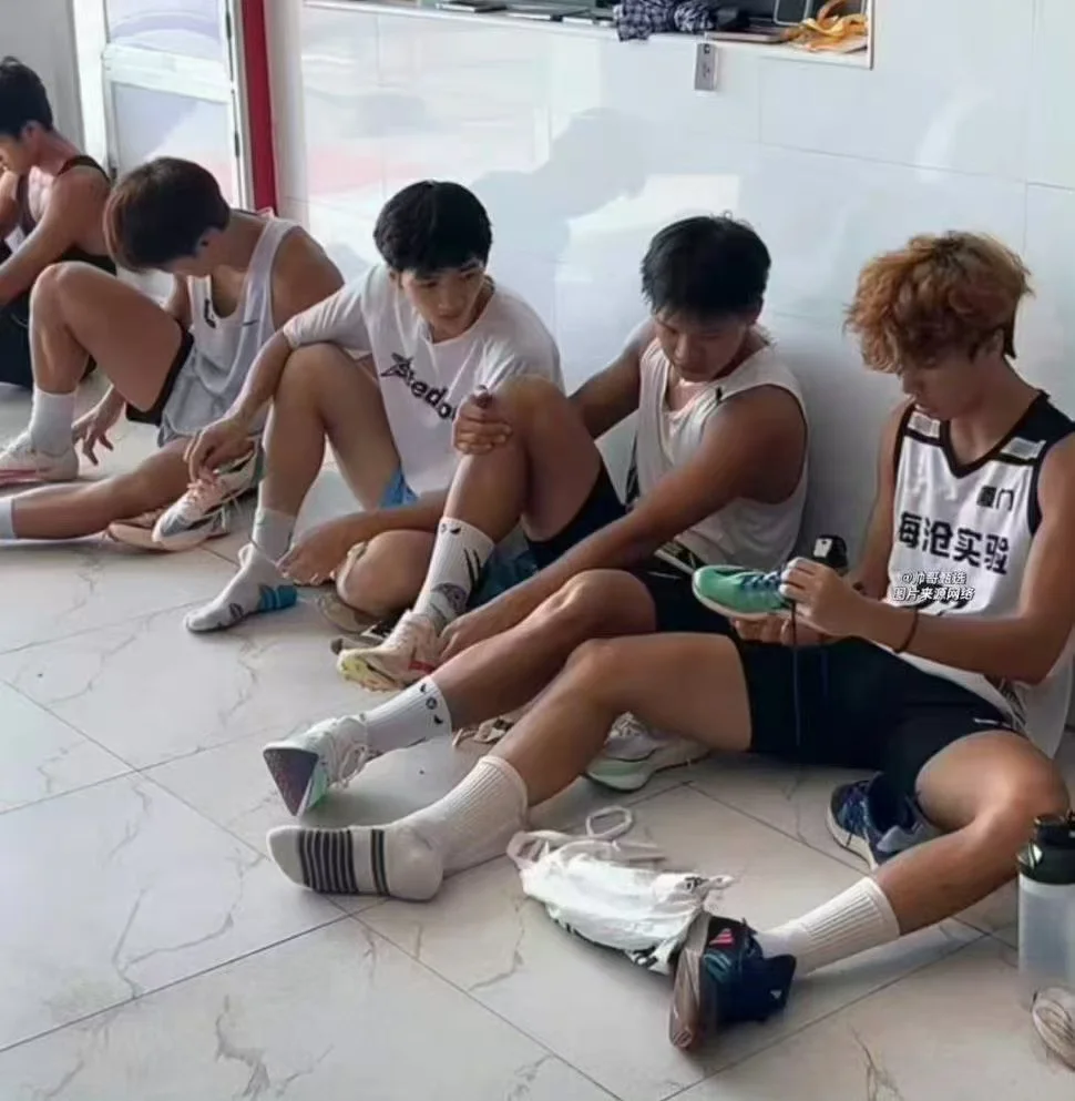 训练累了怎么办坐地上哈哈哈