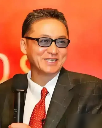 李敖亲妈去世，八个孩子，就他一个送终。
这老太太，李敖管她叫西太后。精明，专断，好胜，一分权力没有，却把慈禧的狠劲儿全占齐了。五十岁后问年龄，永远一句你看像几岁，就几岁。
晚年住李敖豪宅楼下，配二十四小时看护，还装闭路电视防摔。结果呢？老太太硬是找出监控死角，拉着学生躲那儿说亲儿子坏话。
最绝