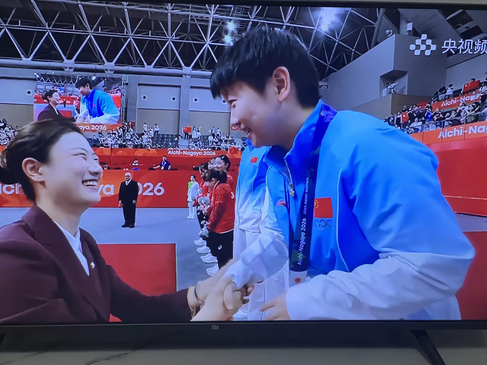 谁知道莎莎跟丁宁说的是什么🤔。