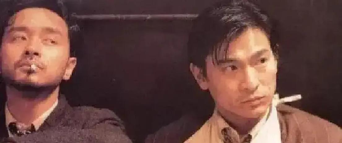 张国荣出殡那天，大半个香港演艺圈都穿黑衣服去了，唯独交情那么深的刘德华连面都没露。
这事被港媒抓着痛骂了二十年，各种难听的字眼全往他身上砸，说他忘恩负义，说两人私底下早就撕破了脸。
毕竟当年张国荣提携他是不争的事实，又是教他演戏找状态，又是写了曲子随手送他。连最后一眼都不去送，在外人看来怎么都说