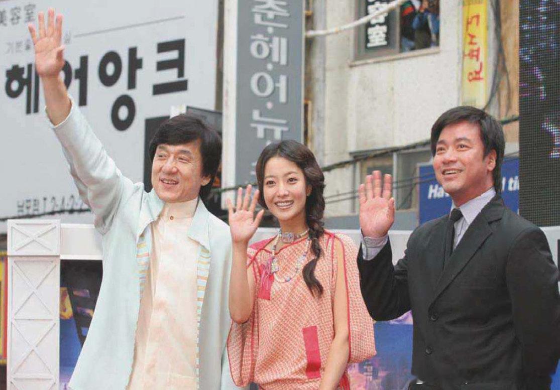 2005年10月8日成龙、金喜善连同导演唐季礼在釜山出席影片《神话》宣传活动#历史影像# ​