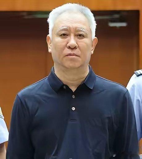 【#许家印#爷仨具体刑期来了】许家印(67岁)：数罪并罚，无期徒刑，剥夺政治权利终身，没收个人全部财产。#热点梳理##恒大的烂尾楼该咋办呢#

许智健(长子/42岁)：有期徒刑9年，并处罚金，追缴违法所得。

许腾鹤(次子/40岁)：有期徒刑11年，并处罚金，追缴违法所得。 ​