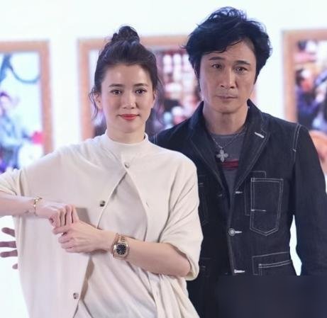 吴镇宇说张智霖娶袁咏仪是“回馈社会”，袁咏仪转头就把话怼回去了：他老婆嫁给他才是“拯救宇宙”。一点亏不吃。
papi酱采访她，问夫妻感情，她笑：还可以，过得下去啦。转头又补一句，儿子19岁，正跟她冷战，刚剪了寸头。最后能靠的只有老公，这话她拎得清。
最狠的是她自曝想当幼儿园老师，理由就一条：小孩