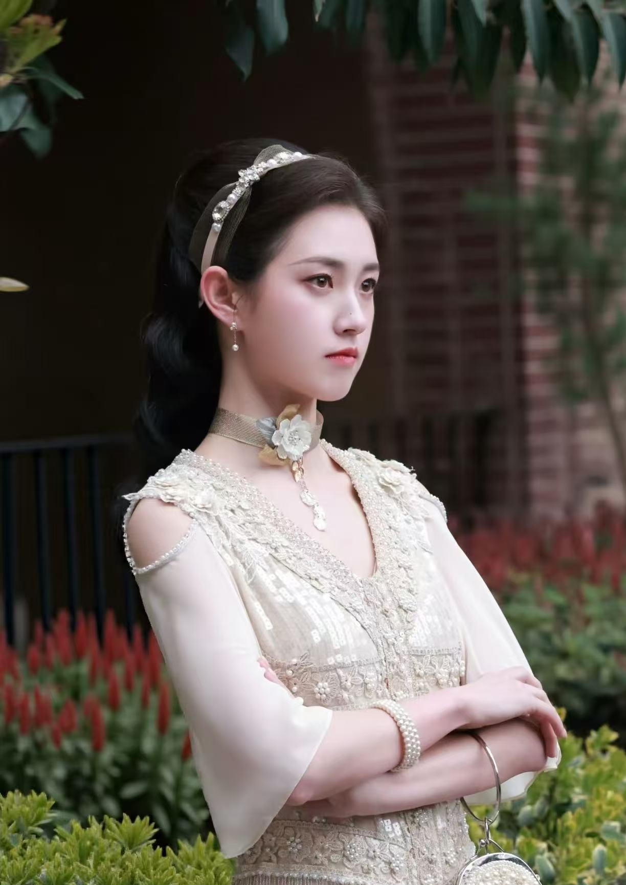 谁说拍短剧出身的演员，一放到几十集的长剧里就注定要现原形？
最近《玉簟秋》播得火热，最让人意外的反而不是主角，而是演女二陶紫宜的郭宇欣。
放在以前，只要听说谁是短剧赛道跑出来的，不少人心里先打个问号，总觉得那种几分钟一集的快节奏表演，根本接不住大制作的镜头。
结果这部戏一出来，当场打了这种偏见