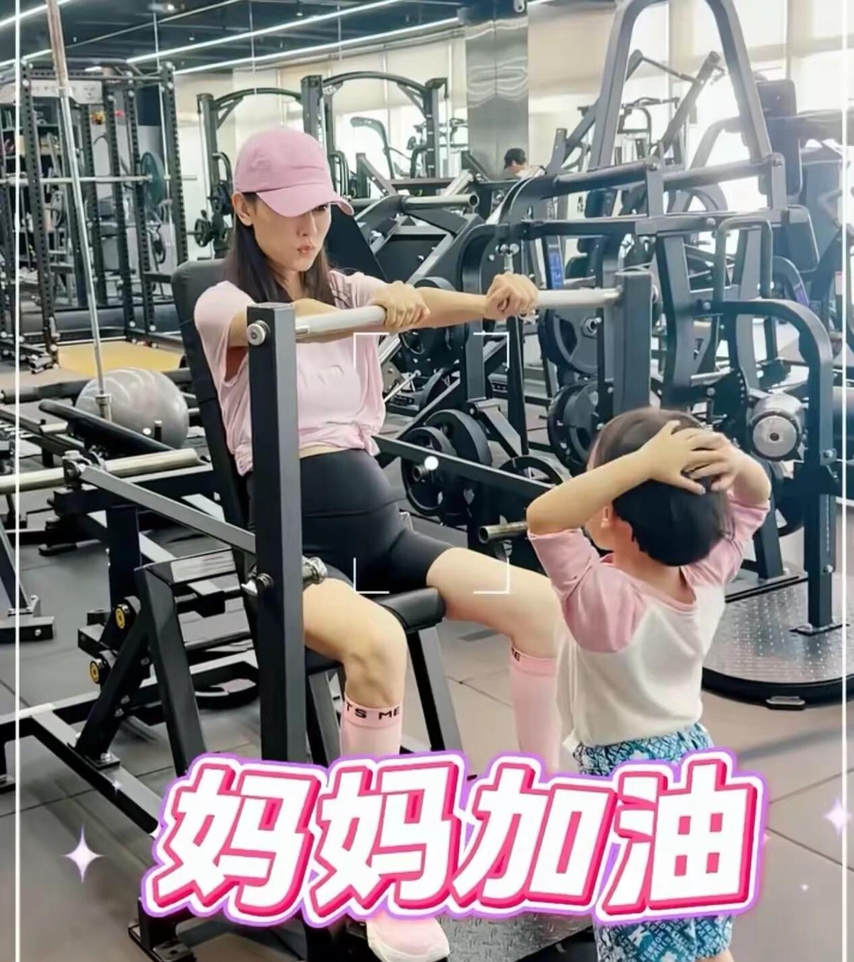 孙骁骁怀孕五个多月还在练，不是网红摆拍那套。她本来就有运动底子，晒出来的多是哑铃推举、坐姿胸推、划船、鸟狗式这类低冲击动作，腰腹发力有、但没瞎冲大重量。任重在外拍戏，也不是“不管”，家里有人陪、动作有降阶、底线是医生和身体说了算。孕期运动本身没原罪，孕前常练的人，中期维持低中强度很常见；可普通宝妈别