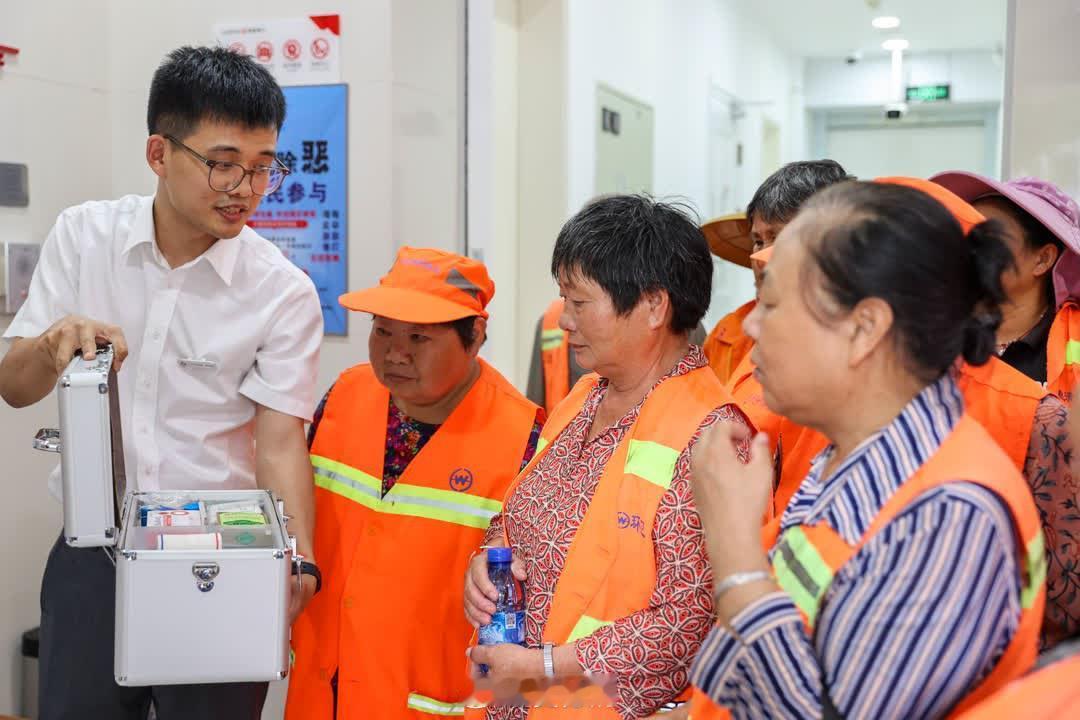 近日，浙商银行湖州德清支行的户外劳动者温暖驿站获评全省财贸系统“最美工会户外劳动者服务站点”。该驿站实行24小时全天候对外开放，为环卫工人、外卖骑手等户外工作者提供歇脚港湾。 ​​​​（记者 姚海翔 沈烨冰） ​
