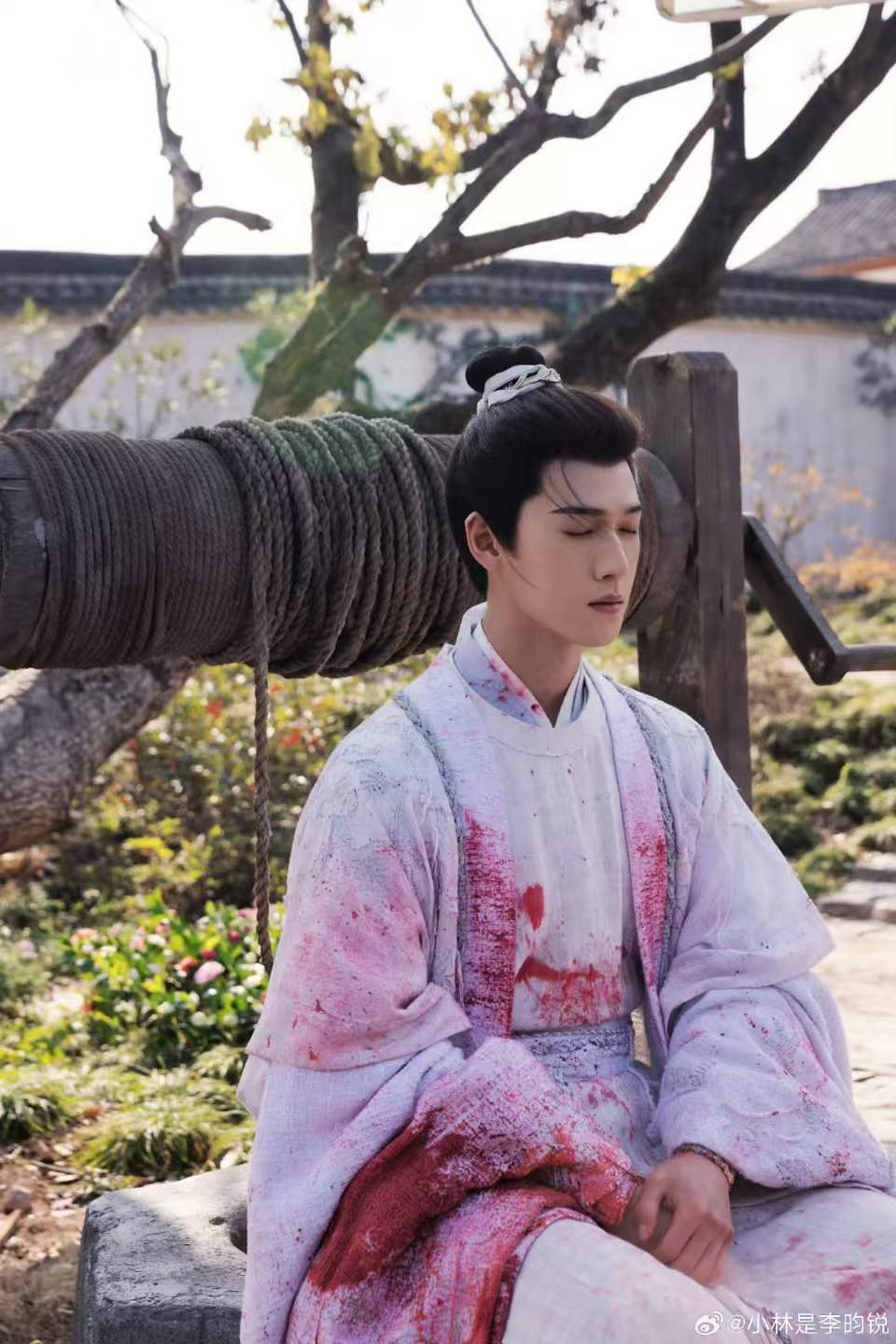 #孟子义李昀锐吻戏翻面还翻不明白##孟子义李昀锐吻戏依旧不翻面# 花絮里马车晃晃悠悠，孟子义和李昀锐这场醉酒吻氛围挺足。可镜头一到翻面，孟姐的脑袋像定住了，一动不动！李昀锐转了半天也没翻过去，画面甜里带点好笑。 #尚公主# ​