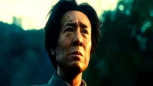 张永新一句话点醒于和伟：别管脸长得像不像，我要的是魂魄。

为了抠出这个魂，于和伟把自己关进屋子大半年，把史料翻到掉页，硬生生把角色的骨血揉进自己身体里。

你看侯京健在觉醒年代里的青年润之，雨中踏泥那场戏，水花一溅，眼神里的光砸出来，那种悲悯和倔强直接溢穿屏幕，书卷气里藏着惊雷。

靠贴硅胶捏鼻子