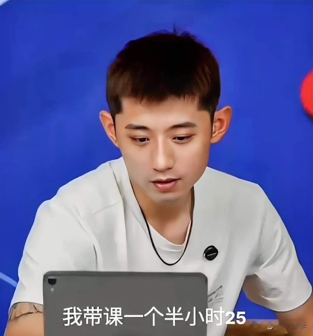 张继科代教课一个半小时才25块钱，只能说张继科又性情了，赢麻了，夯爆了。虽然张继科被网友吐槽得厉害，跟景甜的感情、个人性格、大男子主义等等方面，但是张继科在夜方方面真的没得喷，对乒乓球的热爱也是肉眼可见

他说他绝不会去外国任教，因为他是国家培养的。现在又说自己一节代教课25块钱，那说明是真的想让小
