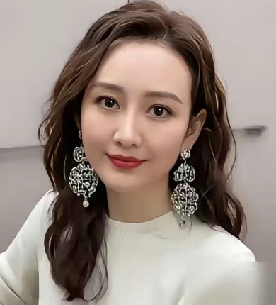 随礼砸下66万现金坐主桌，转头钻进别的女人车里密会3小时。你以为这又是一出女星苦守渣男的狗血剧？王鸥直接撕烂剧本。
​8月31日，狗仔刚把她领两岁女儿上早教的照片发上网，她果断上线认领。单身，独自养娃，绝口不提孩子爹。几个月前，何九华还在综艺上大谈自己有个两岁闺女，却死咬未婚。王鸥懒得 ​